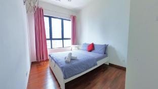 Up to 8 Pax, I-City, ISoho FREE WIFI 50" Smart TV Apartment in Selangor, Malaysia