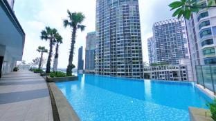Up to 9 Pax, I-City, ISuite FREE WIFI 50" Smart TV Apartment in Selangor, Malaysia