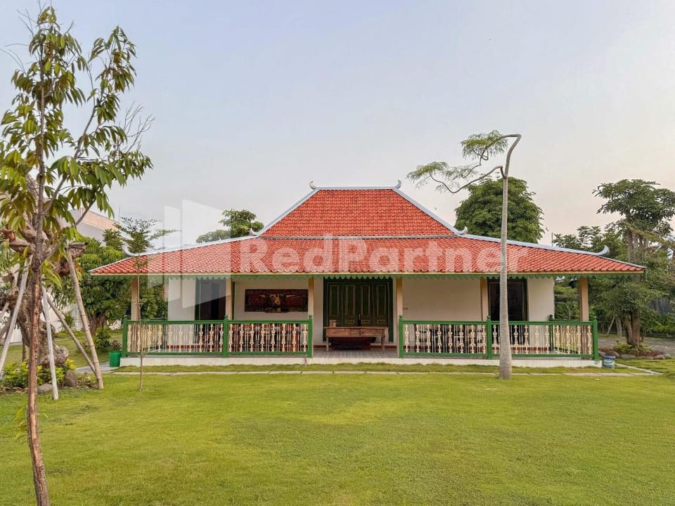 Ndalem Joglo Kawijayan Syariah Mitra RedDoorz Hotel in Indonesia