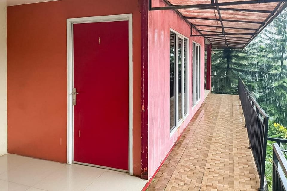 Hotel Container Inn Puncak Mitra RedDoorz Hotel in West Java