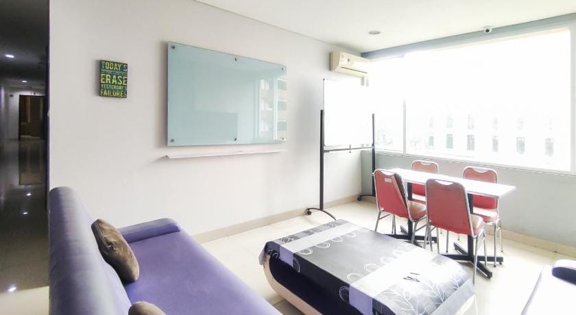 RedDoorz Plus Near ICE BSD Minerva Hotel in West Java