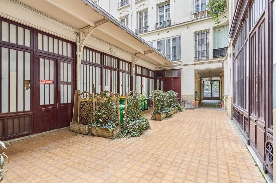 Exceptional 3 bedrooms Apartment Heart of Paris By Studio Prestige Apartment in Paris