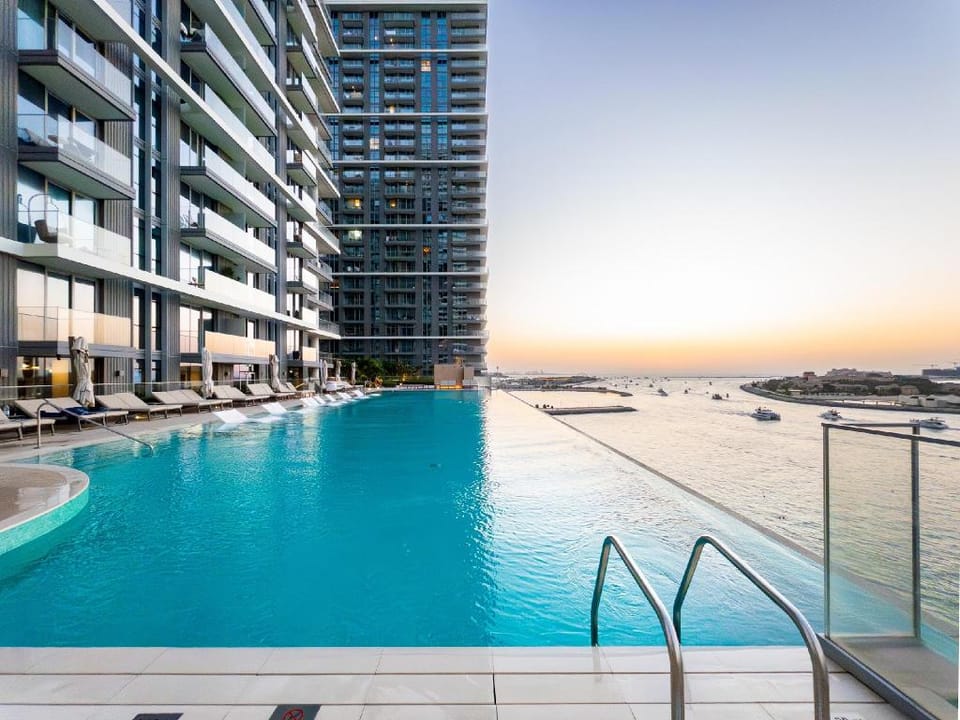 Perfect sea view, Private beach access, 2-BDR Apartment in Dubai