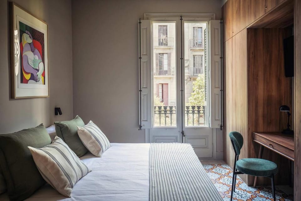 Lovely 6 BR Flat in L'Eixample Apartment in Barcelona