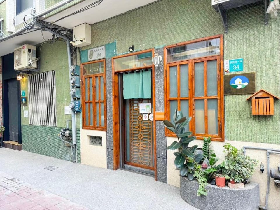 Slow Tainan Entire Homes 慢步南國 雙包棟民宿 Bed and Breakfast in Kaohsiung