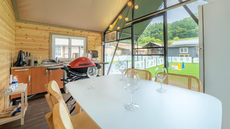 Gapyeong Dangdangi Pet Glamping Gold Bed and Breakfast in Gyeonggi-do