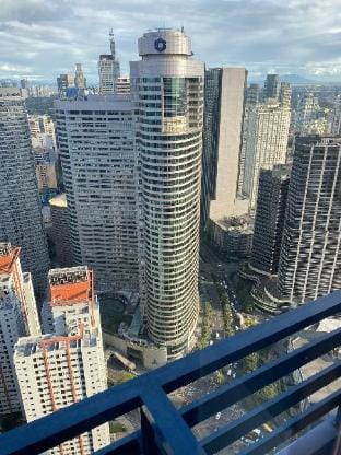 Sunrise in Haven: Ayala Makati Premium Condominium Vacation rental in Makati