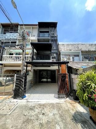 Entire House 4 Beds 4 Baths BTS Ekkamai Vacation rental in Bangkok