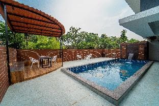 LA Castle by Cosmos Stays Villa in Lonavla
