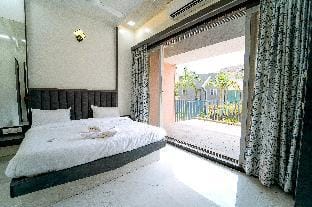 LA Castle by Cosmos Stays Villa in Lonavla