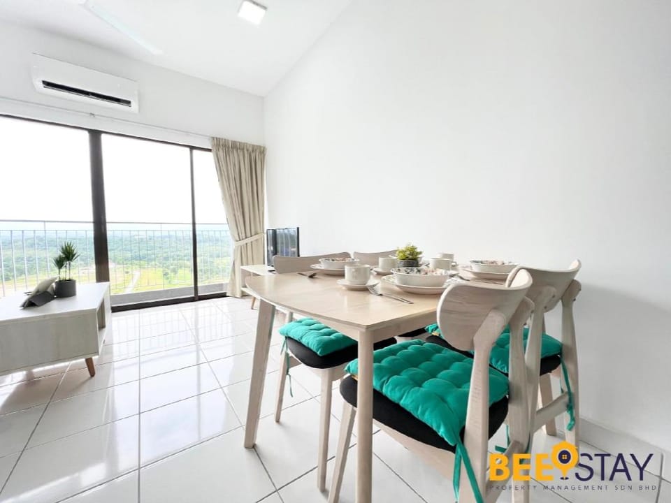 Nilai 5PAX 10 Mins to Aeon Shopping Mall/Pool View Apartment in Negeri Sembilan, Malaysia