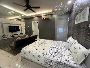 Mansion One | 5pax 1R1B | Cityview | Gleneagles Vacation rental in George Town