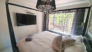 Upmarket 3 Bedroom Apartment Apartment in Sandton