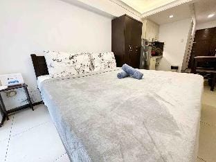 KingBedSuite#1 100mbps | 50"TV w/Netflix | nr Mall Apartment in Quezon City