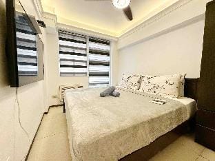 KingBedSuite#1 100mbps | 50"TV w/Netflix | nr Mall Apartment in Quezon City