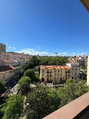 Joli appartement avec terrasse, proche Croisette Apartment in Cannes
