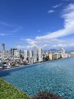 Georgetown Beacon | SkyPool | Family & Baby |9 pax Vacation rental in George Town