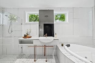 Romantic Lakefront Villa: Cosy Fireplace & Hot Tub Villa in Daylesford