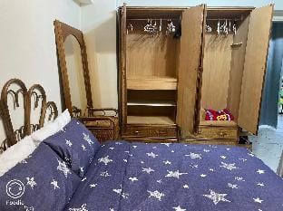 D近知名夜市/交通、購物方便/私人陽台、浴缸/古典孔雀開屏床組 Apartment in Taipei City