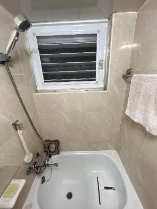 D近知名夜市/交通、購物方便/私人陽台、浴缸/古典孔雀開屏床組 Apartment in Taipei City
