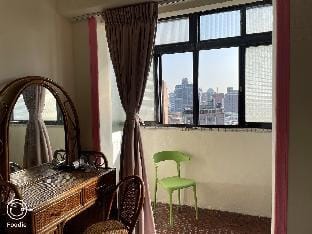 D近知名夜市/交通、購物方便/私人陽台、浴缸/古典孔雀開屏床組 Apartment in Taipei City
