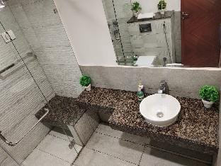 Luxurious One Bedroom Premier retreat in GoldCrest Apartment in Lahore