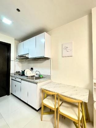 Bamboo Bay Community with Free wifi, pool and gym Apartment in Lapu-Lapu City