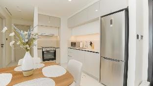 Beachfront 1 BR - Marina Vista Apartment in Dubai