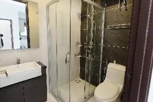 High-Floor 2BR Suite, Water Views, Free Parking Apartment in Johor Bahru