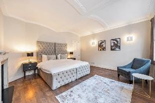 Chic 2BR Apartment with Tranquil Balcony Apartment in City of Westminster