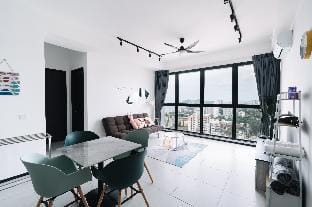 Seaview Infinity Pool 3Bedrooms 2Carpark 8pax Apartment in George Town