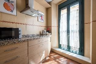Lovely Apartment at Santa Cruz 6 people Parking Op Apartment in Seville