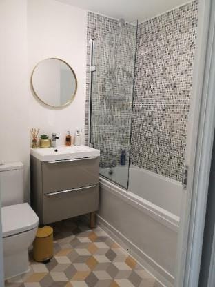 Modern single room in new built house Vacation rental in Manchester