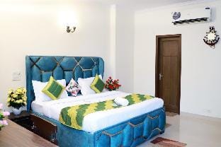 Divine India Service Apartment 3Bhk, E-28,Saket 2B Apartment in New Delhi