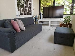 4-5 cozy apartment in Paranaque Vacation rental in Las Pinas
