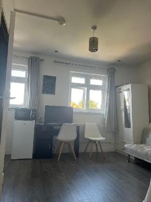 Chic London Studio Flat: Your Urban Haven in City. Vacation rental in Ilford