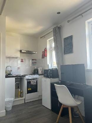 Chic London Studio Flat: Your Urban Haven in City. Vacation rental in Ilford