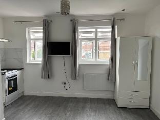 Chic London Studio Flat: Your Urban Haven in City. Vacation rental in Ilford