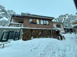 Spacious Group Getaway | Fireplace +75"TV+ Wi-Fi Villa in Mount Buller