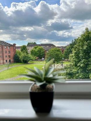 Spacious 2 Bed-Flat in Glasgow City | Free Parking Apartment in Glasgow