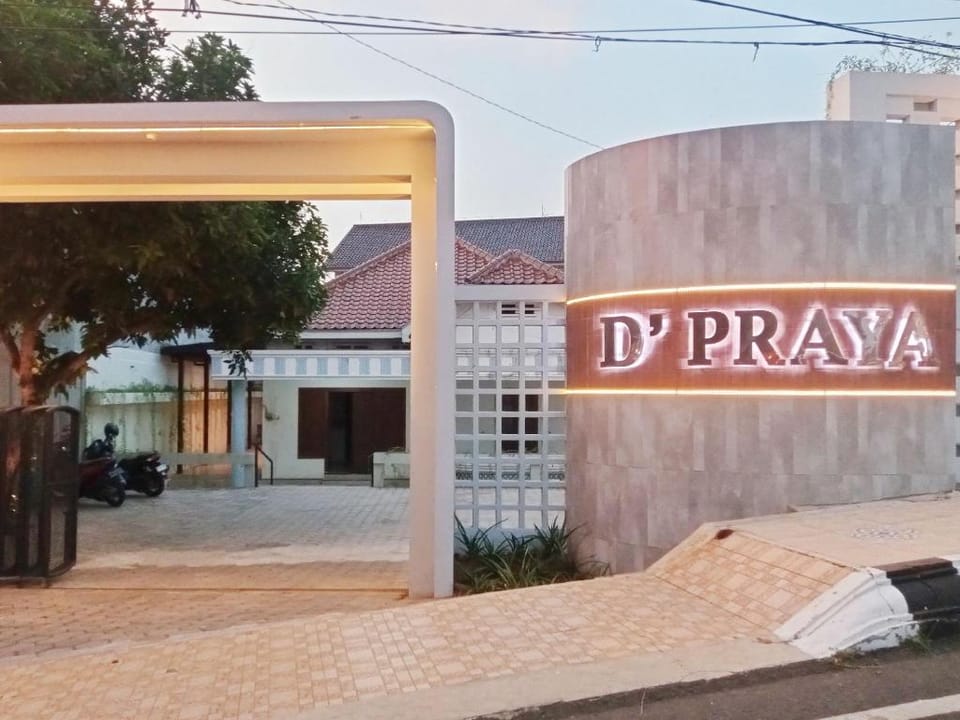 RedDoorz @ Hotel DPraya Pati Hotel in East Java