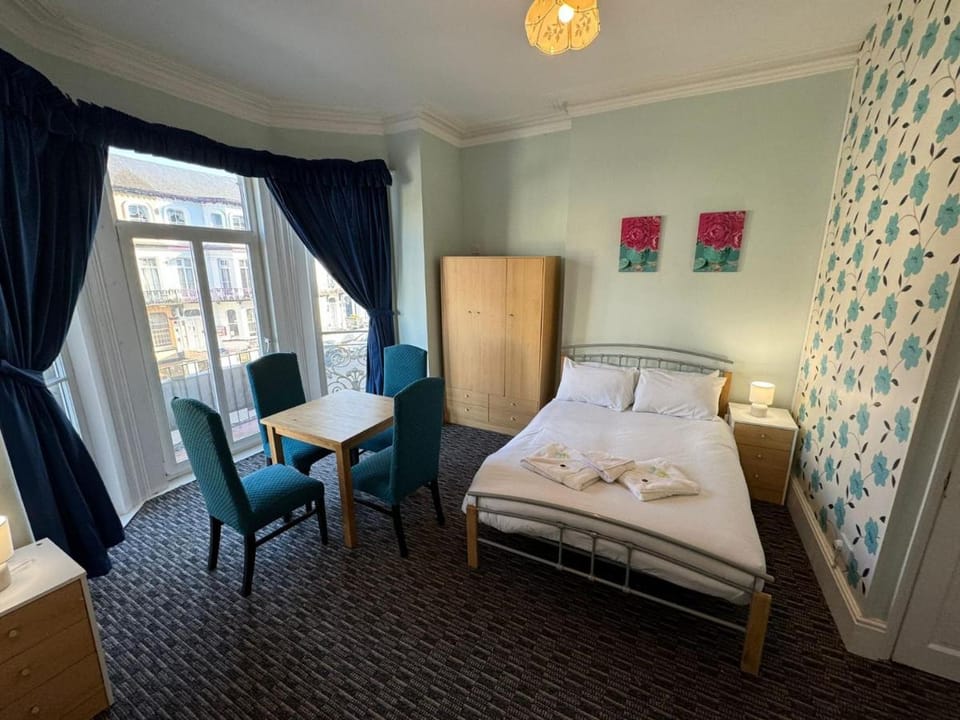 The Paradise Guest House Bed and Breakfast in Great Yarmouth