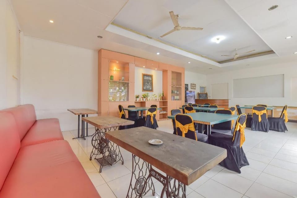RedDoorz @ House Of Dirga Cisarua Puncak Hotel in Cisarua