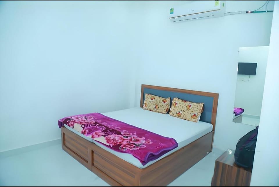 Mohit guest In Hotel in Uttar Pradesh