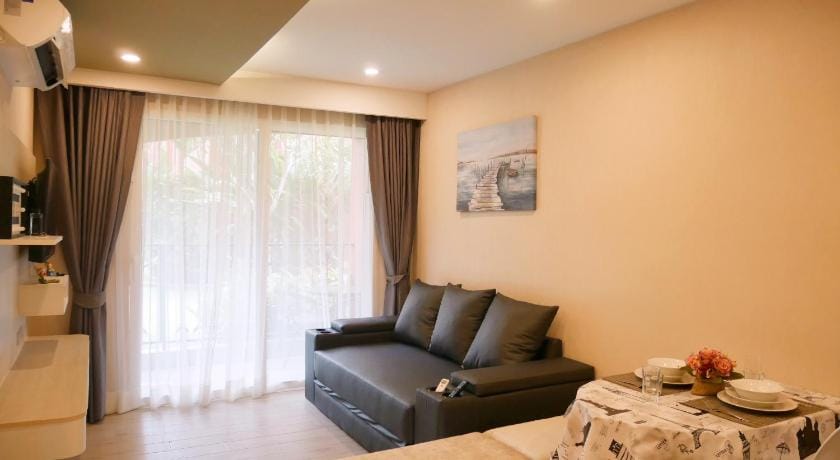 Seven Seas Pattaya Poolside Room adjoining the pool Apartment in Pattaya City