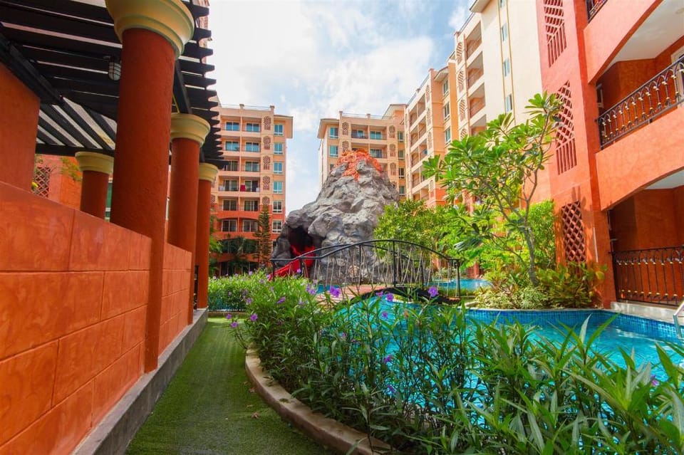 Seven Seas Pattaya Poolside Room adjoining the pool Apartment in Pattaya City
