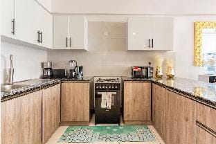Stylish 1br on 12th floor W/pool & gym in Kilimani Vacation rental in Nairobi