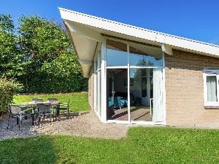 Restyled bungalow with dishwasher, near cosy Domburg Vacation rental in Domburg