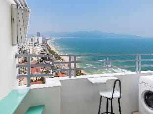 White Apt Seaview next to My An beach & Walking st Apartment in Da Nang