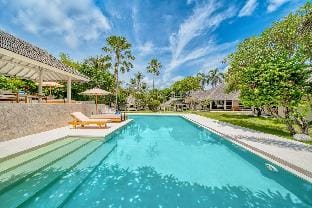 Spacious 2 Villas combined, 9 bedrooms, 2 pools Villa in North Kuta